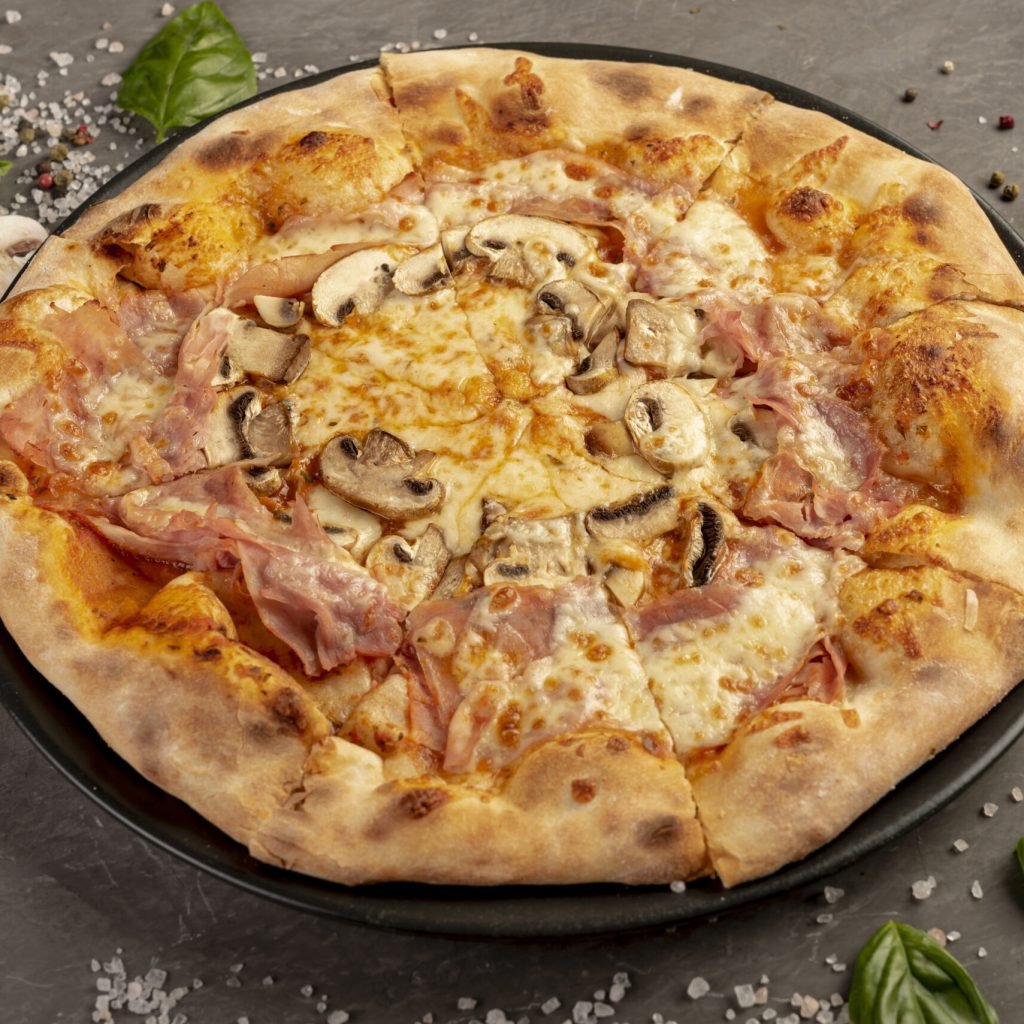 alto-angulo-de-deliciosa-pizza-con-champinones