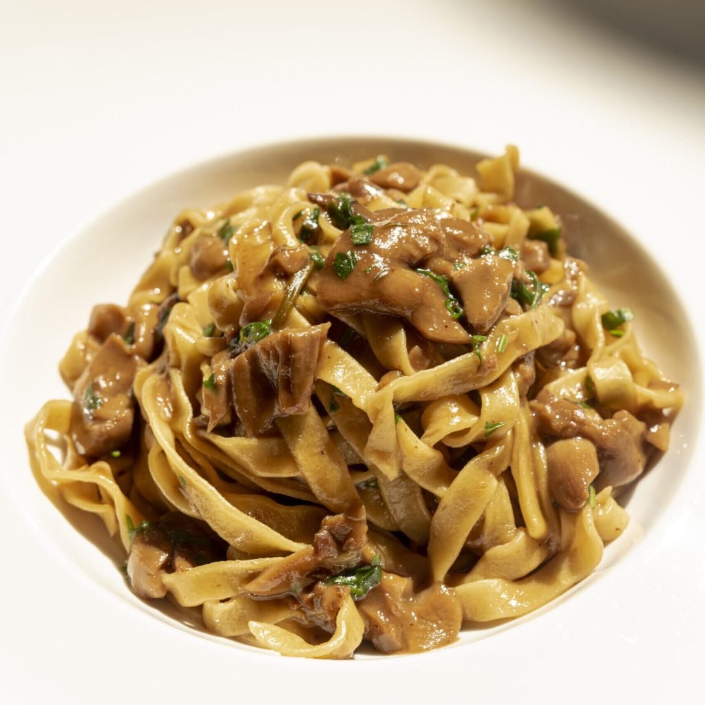 vista-cercana-de-deliciosas-pastas-en-mesa-de-madera