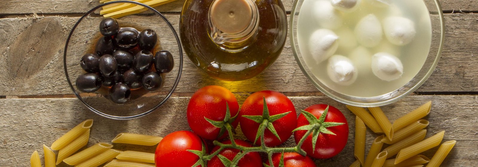 vista-superior-de-ingredientes-para-cocinar-pasta